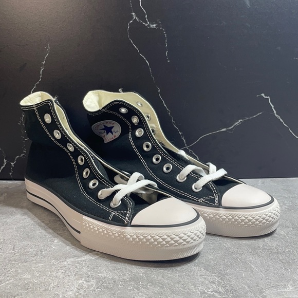 Converse Chuck Taylor Black/White Size 7.5M 9.5L